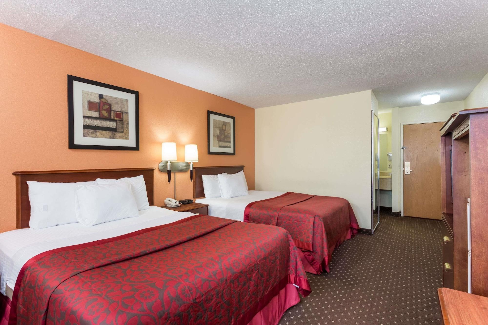 Days Inn & Suites By Wyndham Bloomington/Normal Il Bagian luar foto