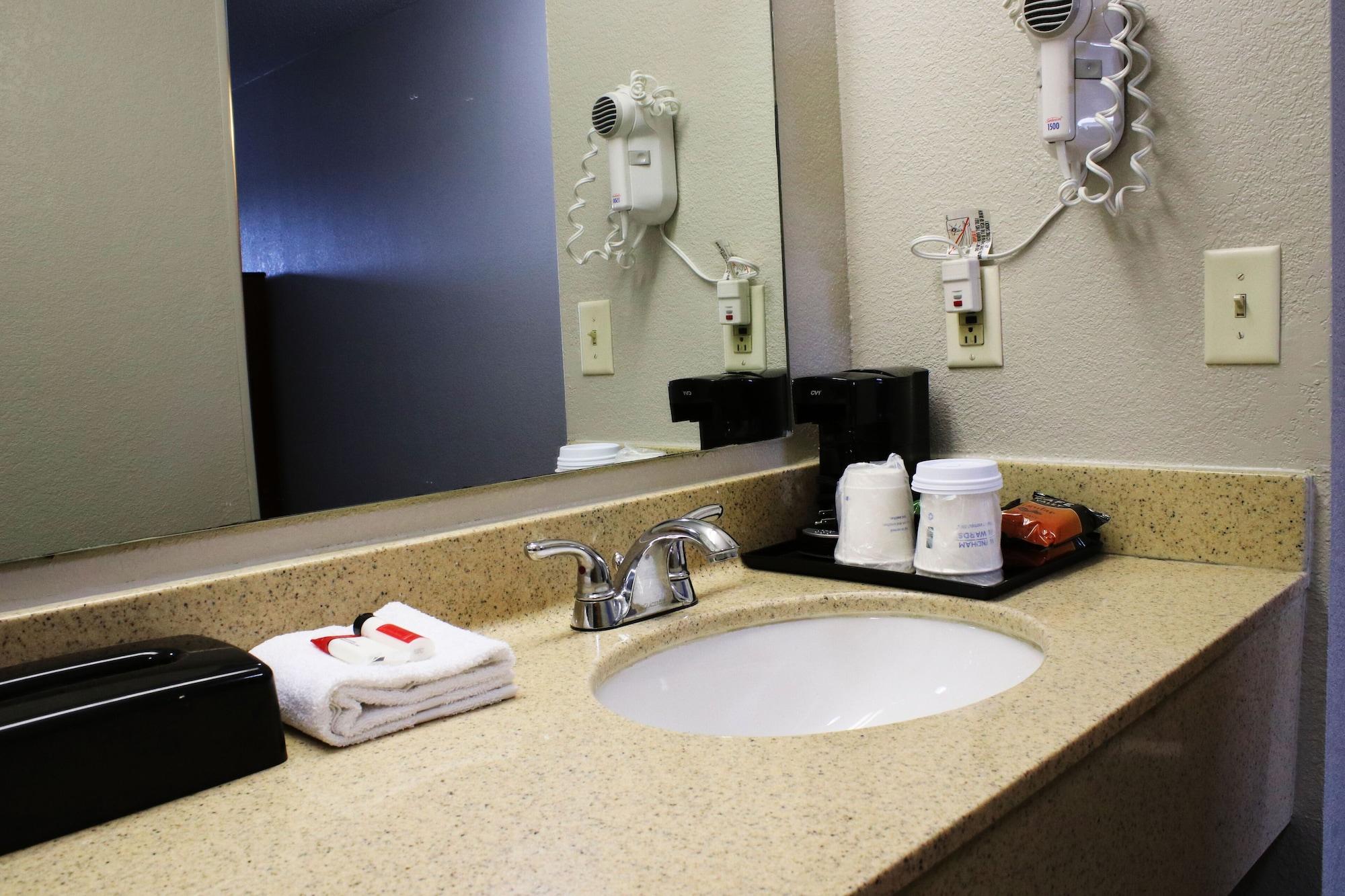 Days Inn & Suites By Wyndham Bloomington/Normal Il Bagian luar foto