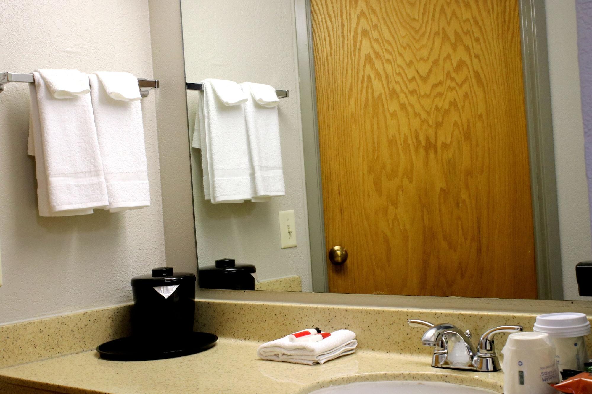 Days Inn & Suites By Wyndham Bloomington/Normal Il Bagian luar foto