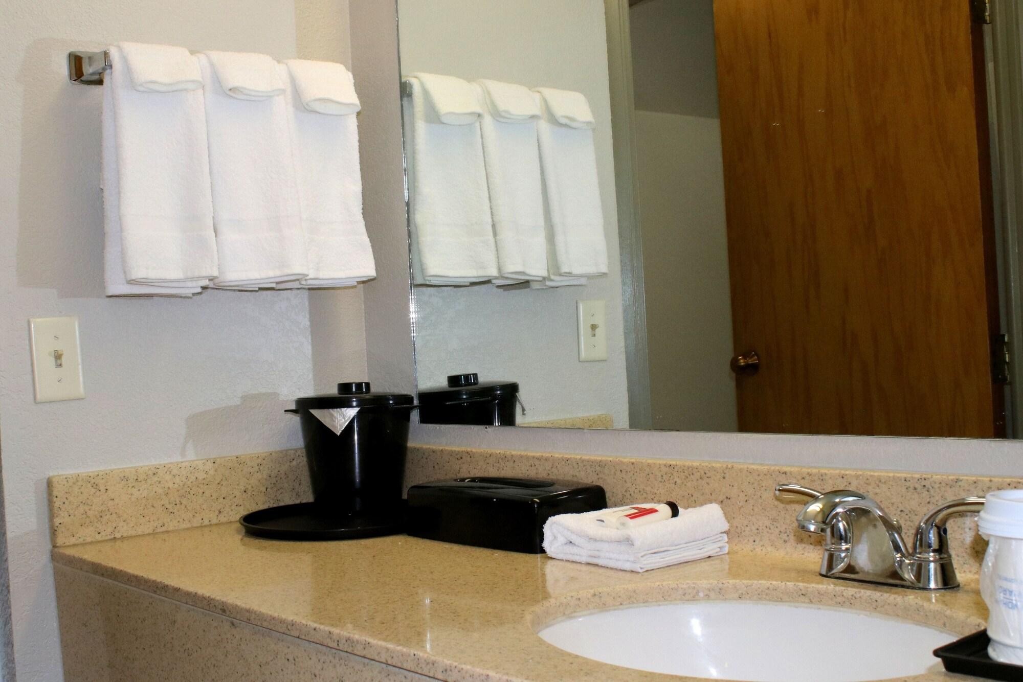 Days Inn & Suites By Wyndham Bloomington/Normal Il Bagian luar foto
