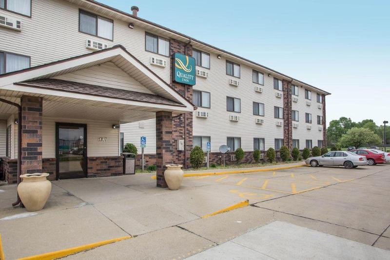 Days Inn & Suites By Wyndham Bloomington/Normal Il Bagian luar foto