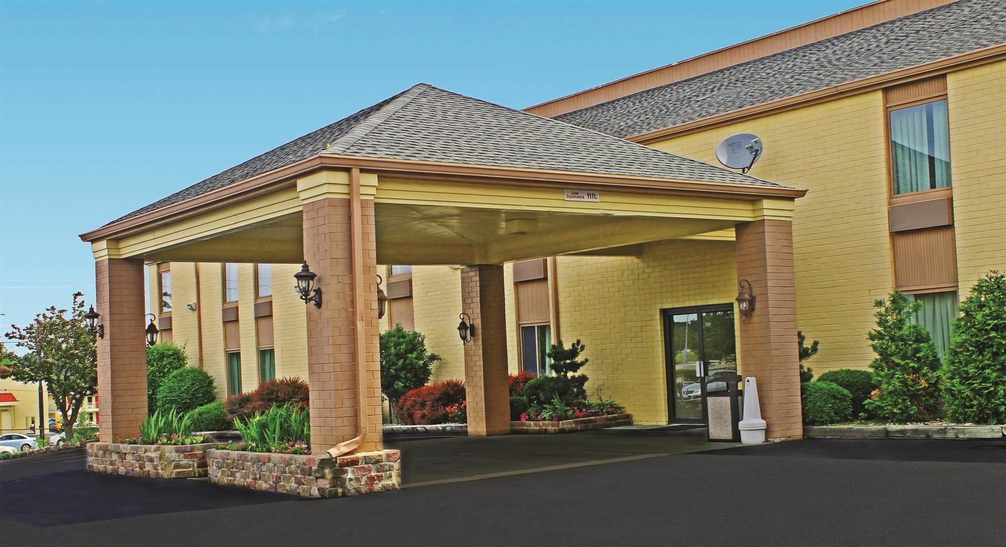 Days Inn & Suites By Wyndham Bloomington/Normal Il Bagian luar foto