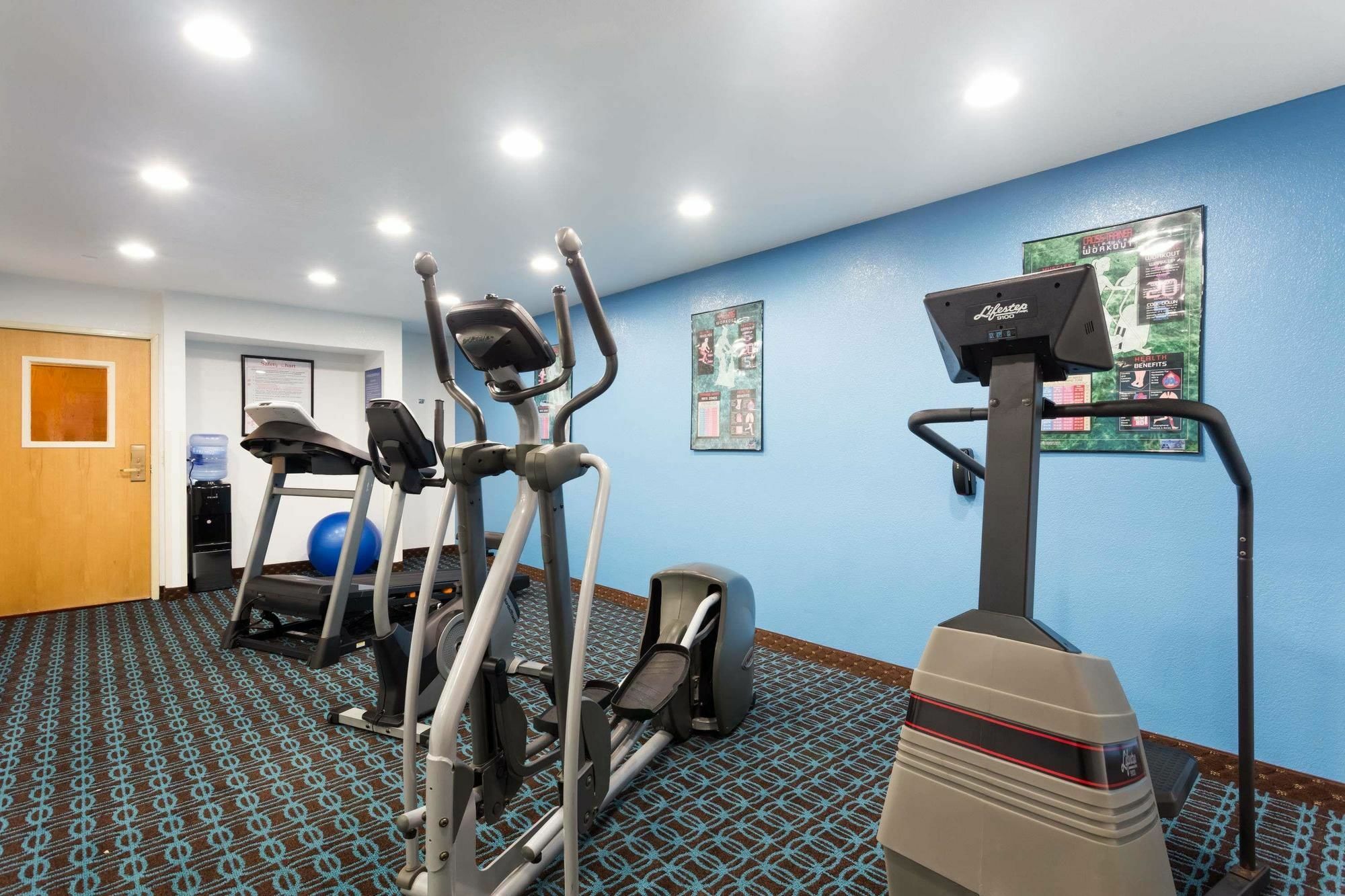 Days Inn & Suites By Wyndham Bloomington/Normal Il Bagian luar foto