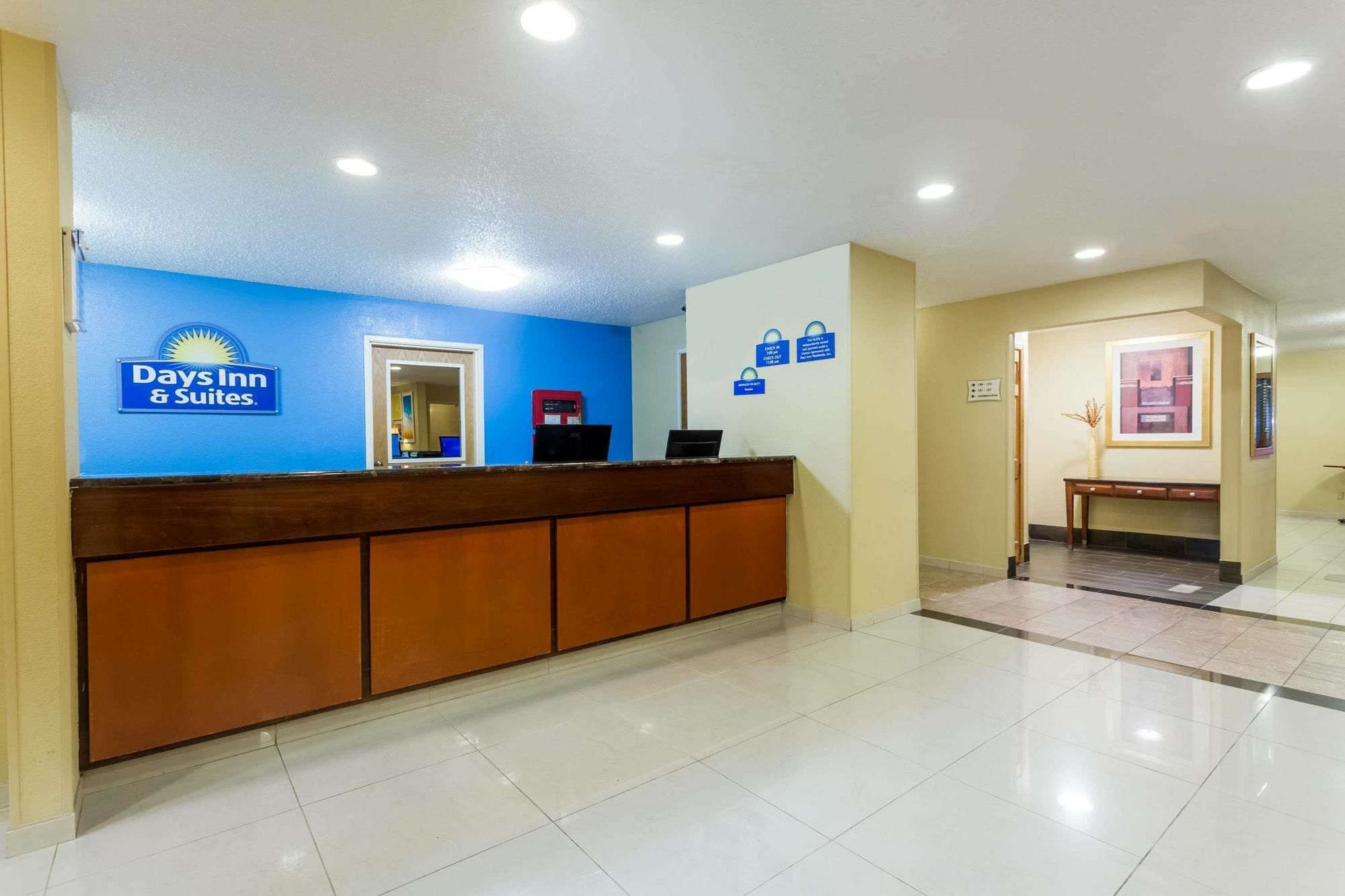 Days Inn & Suites By Wyndham Bloomington/Normal Il Bagian luar foto