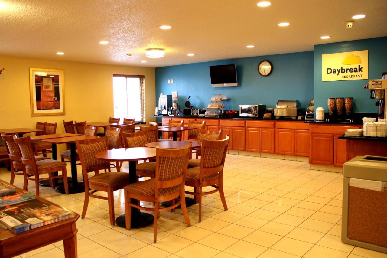 Days Inn & Suites By Wyndham Bloomington/Normal Il Bagian luar foto